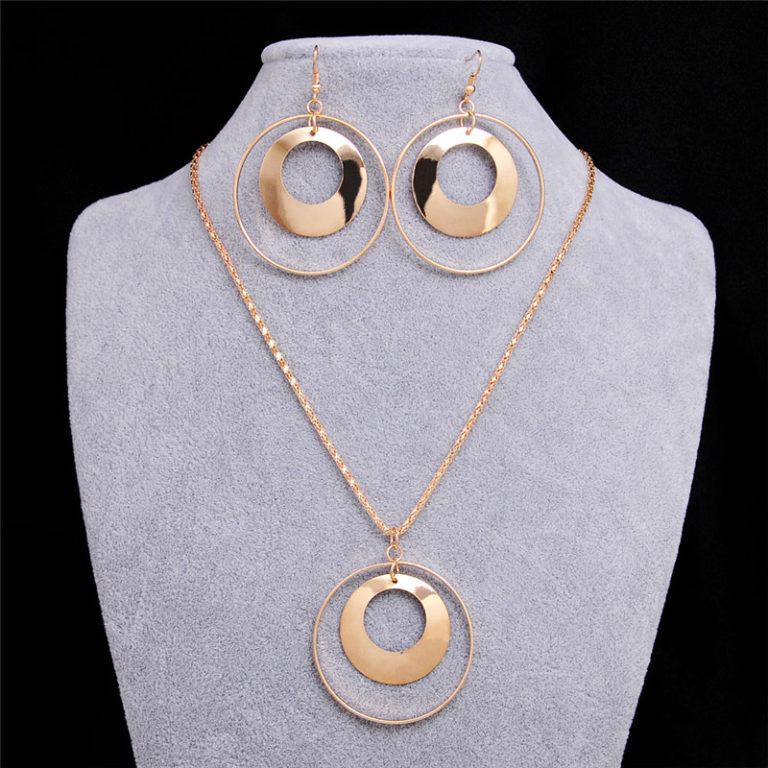 Circle pendant necklace